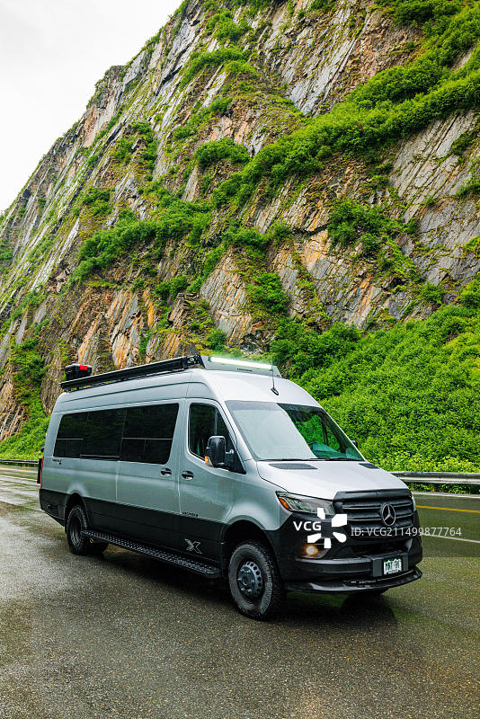 艾尔斯瑞姆州际24X四驱露营车；汤普森山口；理查森公路；美国阿拉斯加州图片素材