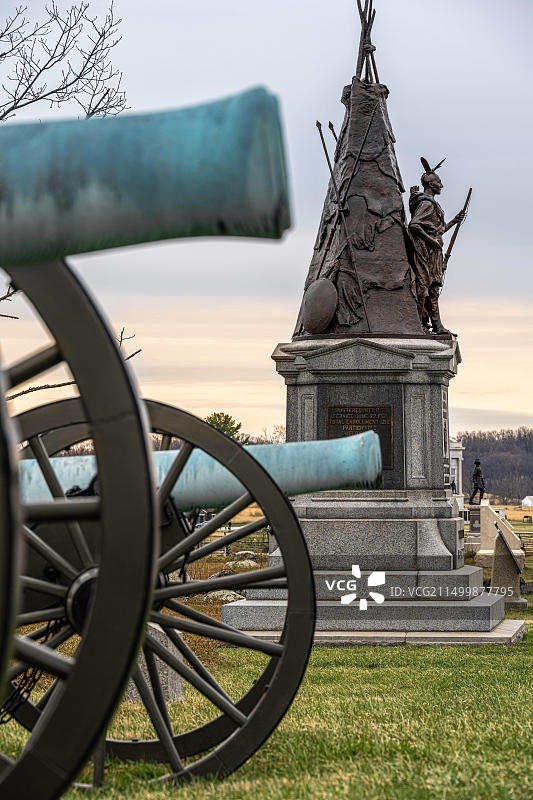 葛底斯堡战役纪念碑上的火炮和塔曼尼酋长雕像，宾夕法尼亚州，美国图片素材