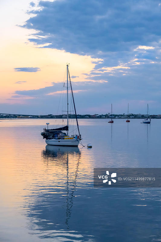 日出时分停泊在马坦萨斯湾的帆船，位于美国佛罗里达州圣奥古斯丁老城海滨图片素材
