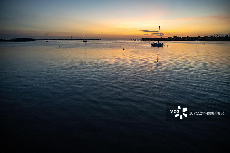 佛罗里达州圣奥古斯丁马坦萨斯湾黎明时分的帆船图片素材