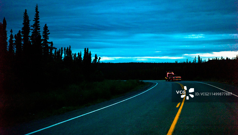 美国阿拉斯加州格伦公路卡车尾灯夜景图片素材