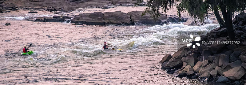 自由式皮划艇选手在哥伦布和芬尼克斯城之间查塔胡奇河上的RushSouth白水公园黄昏时分（美国）图片素材