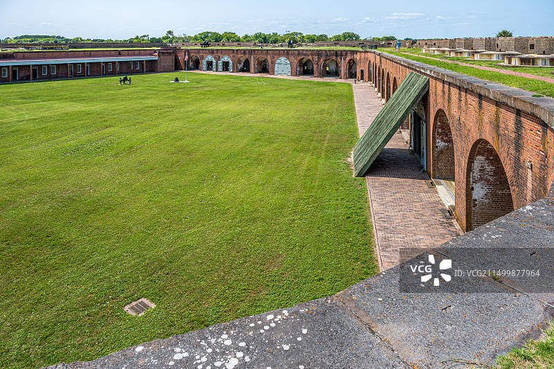 佐治亚州萨凡纳泰比岛附近科克斯珀岛普拉斯基堡的草地庭院景观（美国）图片素材