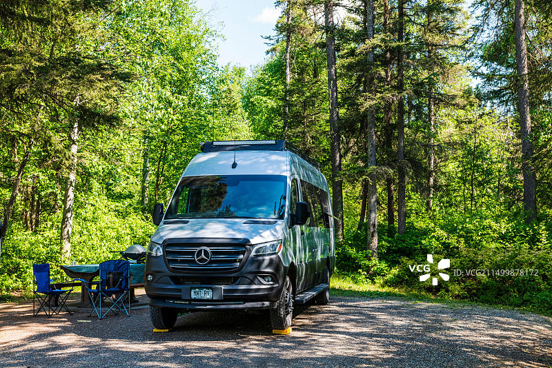 加拿大不列颠哥伦比亚省利亚德河温泉省立公园露营地的AirStream Interstate 24X 4WD房车图片素材