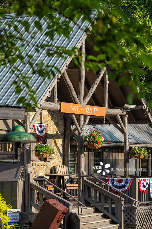 美国东北佐治亚州布莱尔斯维尔附近蓝岭山脉的沃格尔州立公园游客中心图片素材