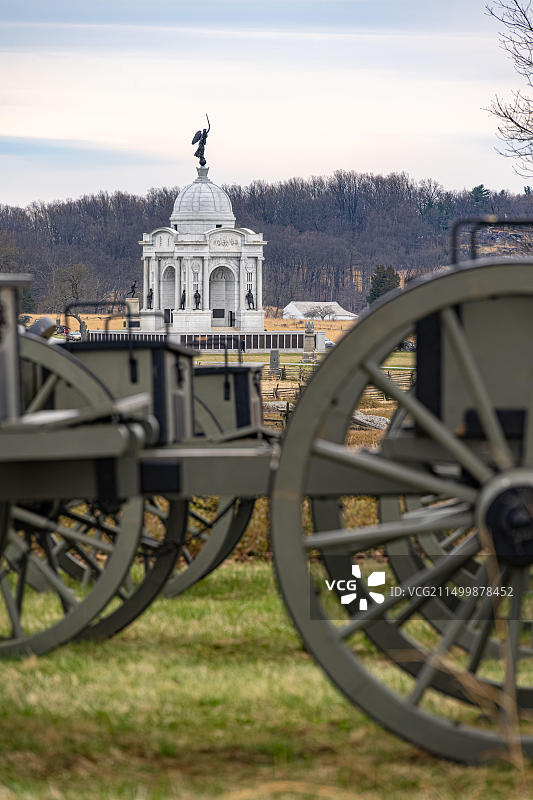 葛底斯堡国家军事公园公墓山脊上的联邦军队车辆和宾夕法尼亚州纪念馆（美国）图片素材