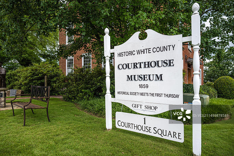 美国佐治亚州克利夫兰镇广场上的怀特县法院博物馆图片素材
