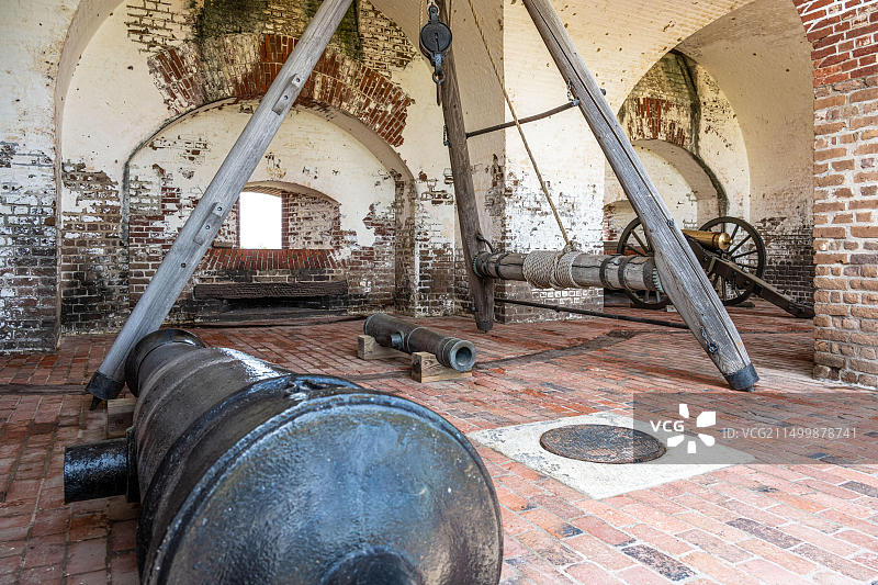 炮垒起重机吊运炮管图片素材