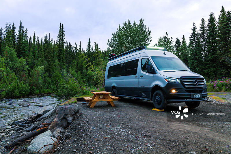 黄昏时分的Airstream Interstate 24X 4WD露营车；牧场住宿小屋露营地；格伦纳伦；阿拉斯加；美国图片素材