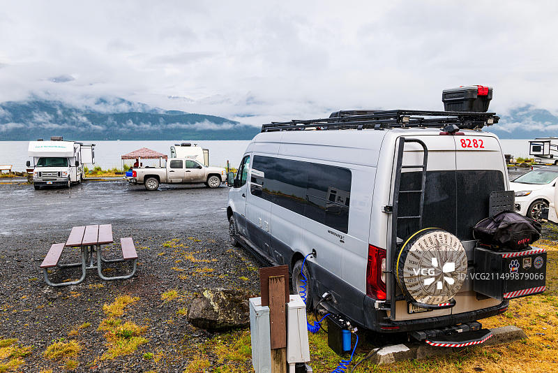 艾尔斯Stream Interstate 24X 4WD露营车；森林河房车营地；苏厄德；阿拉斯加；美国图片素材