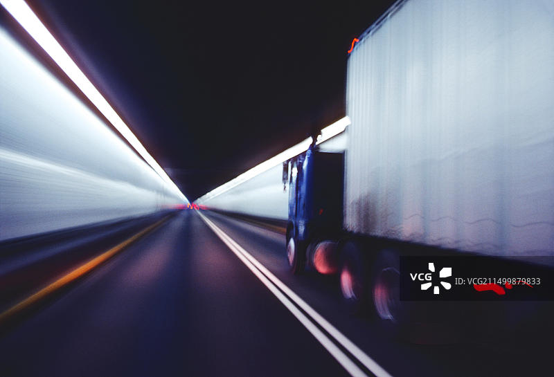 拖拉机卡车高速通过地下山洞隧道模糊效果图片素材