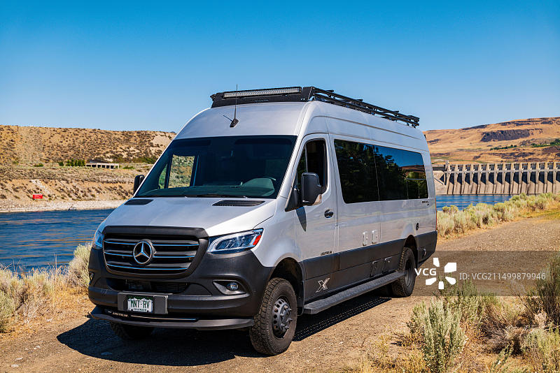 Airstream Interstate 24X 4WD露营车;约瑟夫酋长坝;美国第二大电力生产商;哥伦比亚河上的水电站;华盛顿州图片素材