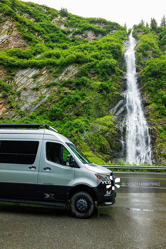 四轮驱动露营车；新娘面纱瀑布；汤普森山口；理查森高速公路；美国阿拉斯加图片素材