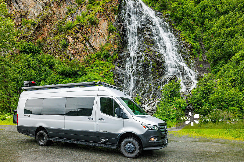 房车；马尾瀑布；汤普森山口；理查森公路；4号公路；阿拉斯加州；美国图片素材