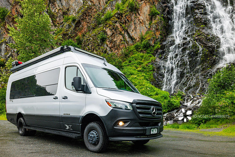 房车；马尾瀑布；汤普森山口；理查森公路；4号公路；阿拉斯加州；美国图片素材