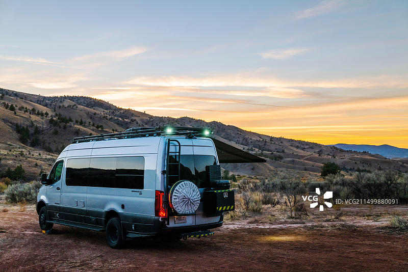 Airstream Interstate 24X 4WD露营车的日落景色；彩绘山；地质遗址；约翰迪化石床国家纪念地；米切尔附近；俄勒冈州；美国图片素材