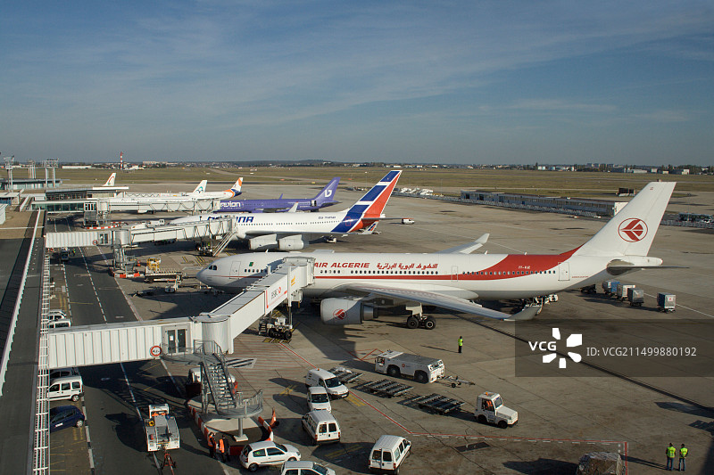 繁忙的机场：巴黎奥利机场的众多飞机图片素材