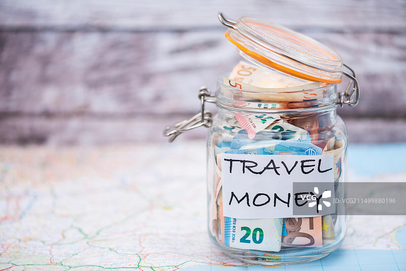 玻璃罐中的旅行储蓄图片素材