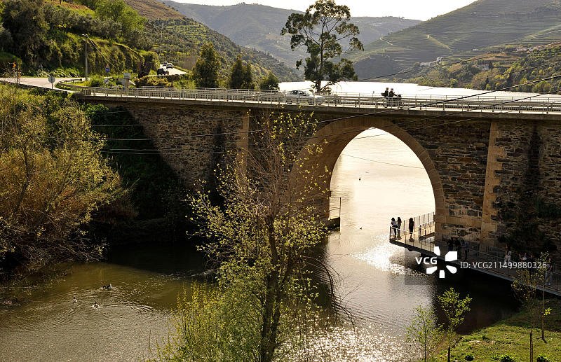 葡萄牙皮尼奥附近 Douro 河沿岸的风景公路上的摩托车图片素材