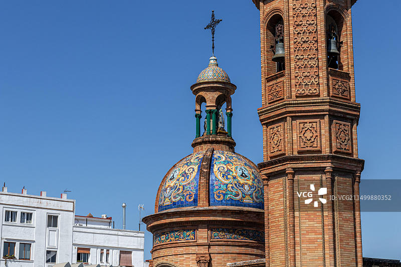 西班牙塞维利亚。卡门教堂，又名桥梁教堂，由阿尼瓦尔·冈萨雷斯设计图片素材