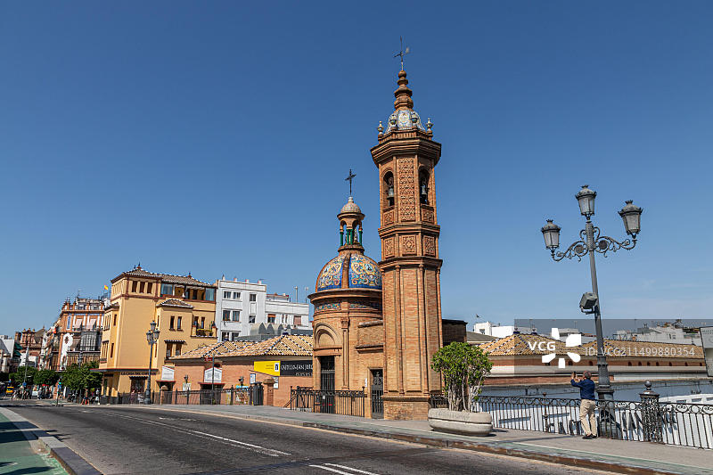 西班牙塞维利亚。卡门教堂，又名桥梁教堂，由阿尼瓦尔·冈萨雷斯设计图片素材