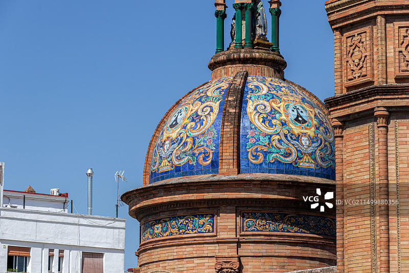 西班牙塞维利亚。卡门教堂，又名桥梁教堂，由阿尼瓦尔·冈萨雷斯设计图片素材