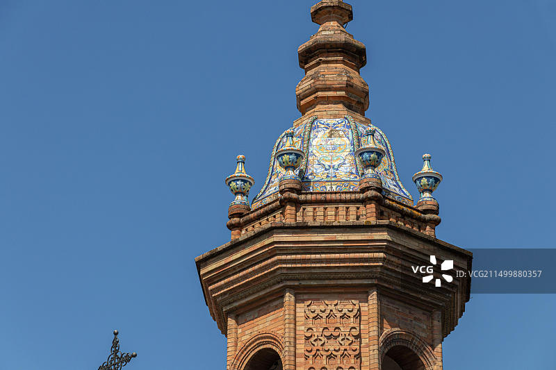 西班牙塞维利亚。卡门教堂，又名桥梁教堂，由阿尼瓦尔·冈萨雷斯设计图片素材