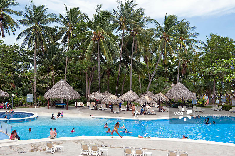 哥斯达黎加塔马林多度假村泳池中的水中健身操教练图片素材