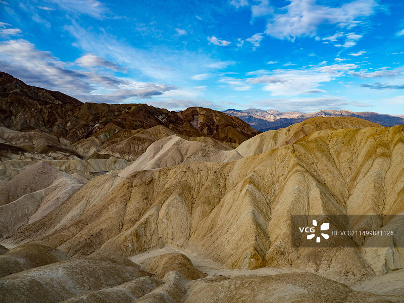 美国加利福尼亚州死亡谷国家公园 Zabriskie Point 附近荒地的迷人景色图片素材
