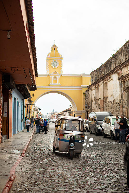 危地马拉安提瓜圣卡塔利娜拱门嘟嘟车图片素材