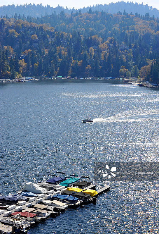 秋季加利福尼亚箭头湖上的船只图片素材