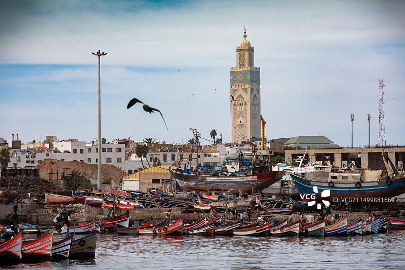 摩洛哥卡萨布兰卡码头上高耸的哈桑二世清真寺图片素材
