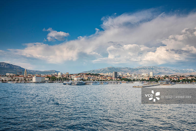 克罗地亚斯普利特小镇上空的云彩图片素材