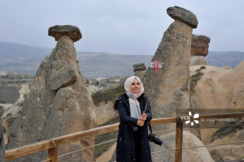 在土耳其卡帕多西亚自拍的年轻穆斯林女性图片素材