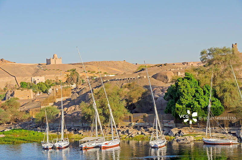 阿斯旺埃及，尼罗河上的象岛、帆船和古代遗址景色图片素材