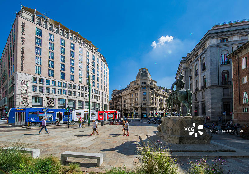 意大利米兰朱塞佩·米索里广场的城市电车和雕像图片素材