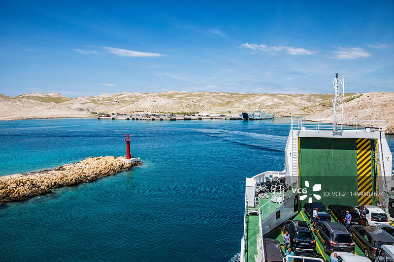 连接拉布岛和海岸斯提尼察的拉布渡轮。拉布岛米斯尼亚克港口正面图片素材