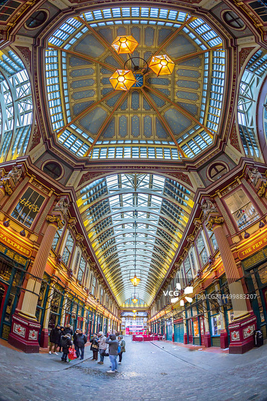 鱼眼广角镜头下的英国伦敦利德贺市场内部图片素材