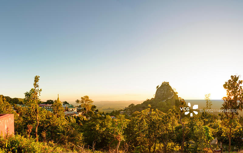 波巴山：波巴山（波巴陶关卡拉特）朝圣地，那特寺庙，曼德勒地区，缅甸图片素材