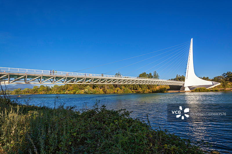 加利福尼亚州雷丁市: Turtle Bay探索公园的日晷桥横跨萨克拉门托河,悬索塔也可用作日晷图片素材