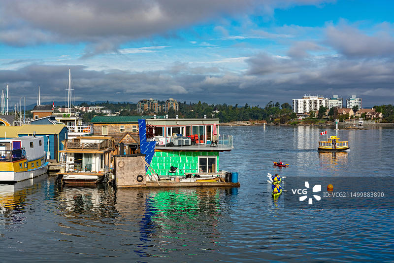 加拿大大不列颠哥伦比亚省维多利亚渔人码头，船屋、皮划艇、海港水上出租车图片素材