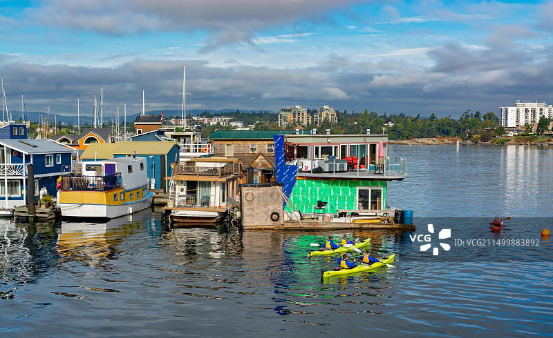 加拿大不列颠哥伦比亚省维多利亚渔人码头船屋和皮划艇图片素材
