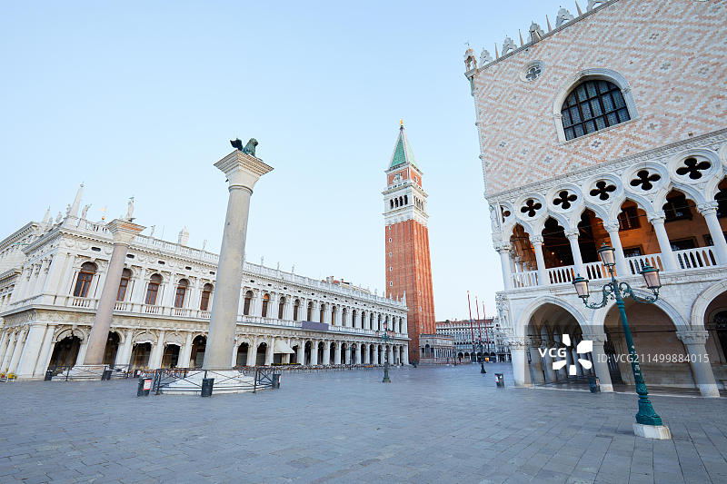 意大利威尼斯清晨的圣马可钟楼、国家马尔恰纳图书馆和总督宫图片素材