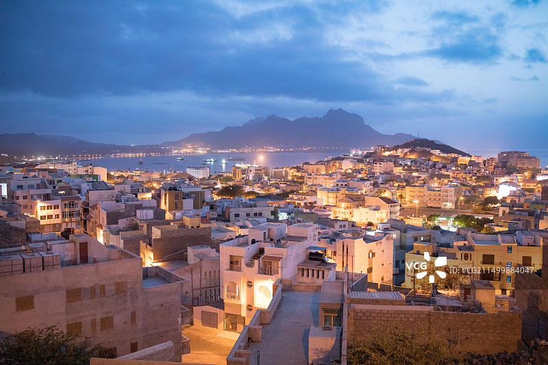 夜幕下的圣维森特岛明德卢市，佛得角，可欣赏海港和卡拉山的美景图片素材
