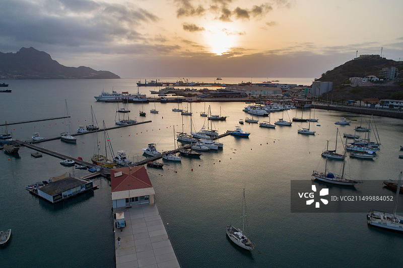 佛得角 Mindelo 港口，停泊着船只，并可欣赏圣维森特岛上的卡拉山图片素材