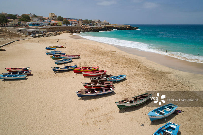 佛得角马约岛英格莱斯港的沙滩上的渔船图片素材