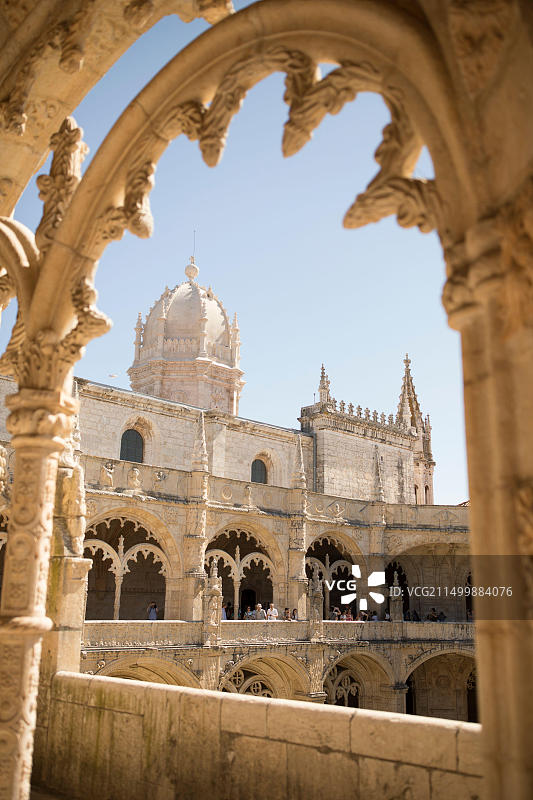 里斯本热罗尼姆斯修道院的 Manueline 建筑和拱门景观，葡萄牙，欧洲图片素材