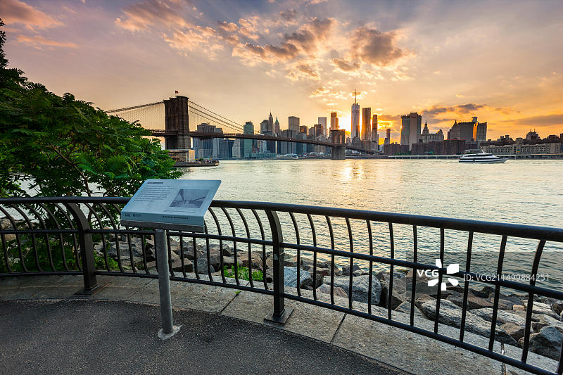 纽约日落，布鲁克林大桥和曼哈顿图片素材
