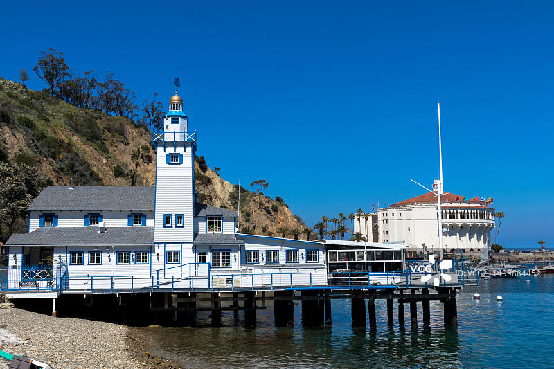 加利福尼亚州卡塔利娜岛游艇俱乐部和卡塔利娜赌场上方的亮蓝色天空，美国图片素材