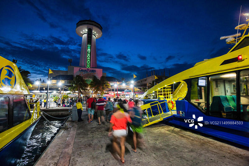墨西哥坎昆华雷斯港夜景，游客下船图片素材